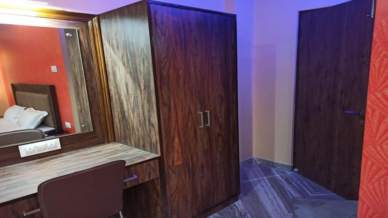 Hotel Aloka Residency Калькутта Экстерьер фото